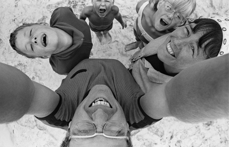 Familie van Bennekom (Kors met camera, Josephine, Joris, Janine, Ine), Zuid-Engeland, 1969 © Kors van Bennekom/Nederlands Fotomuseum